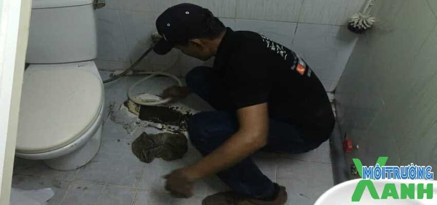 Thông tắc bồn cầu Hoa Lư - Môi Trường Xanh 24h